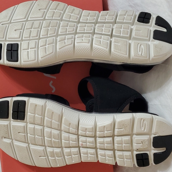 Sketchers womens size 9 memory foam black adjustable comfort sandals - Picture 4 of 5